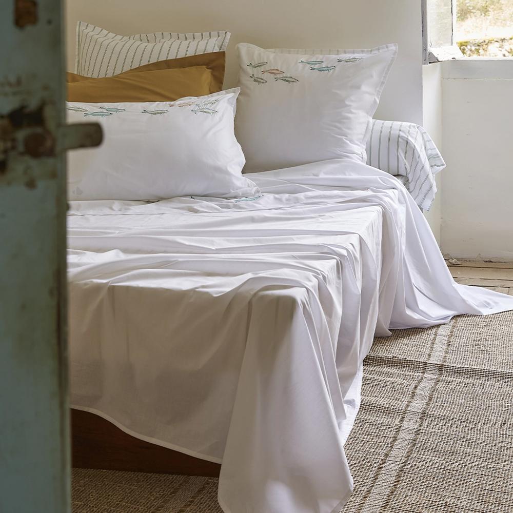 Parure 140x200 cm taie 50x70 cm percale de coton brodée AU FIL DE L'EAU blanc 2 pièces