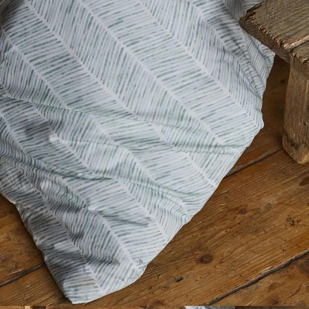 Parure de lit 3 pièces : housse 200x200 cm et taies 65x65 cm en percale de coton SPITZBERG bleu céladon