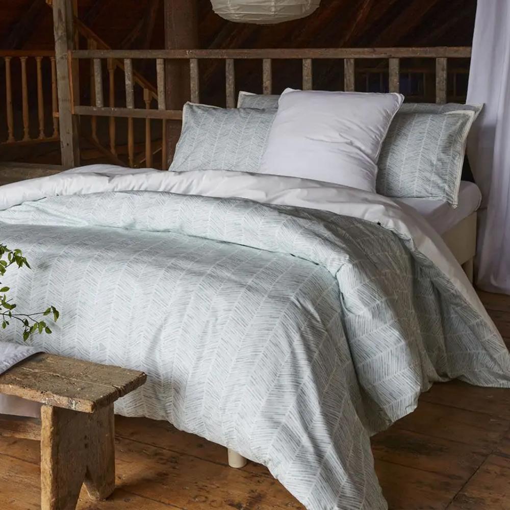 Parure de lit 3 pièces : housse 200x200 cm et taies 65x65 cm en percale de coton SPITZBERG bleu céladon